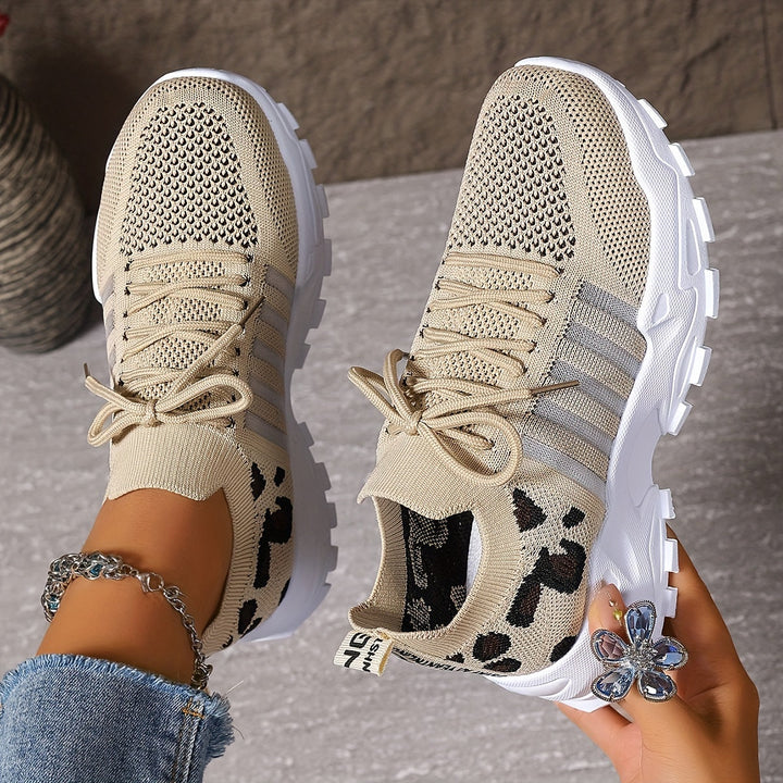 Sneakers damskie w panterkę z oddychającej siateczki na platformie z gumową podeszwą