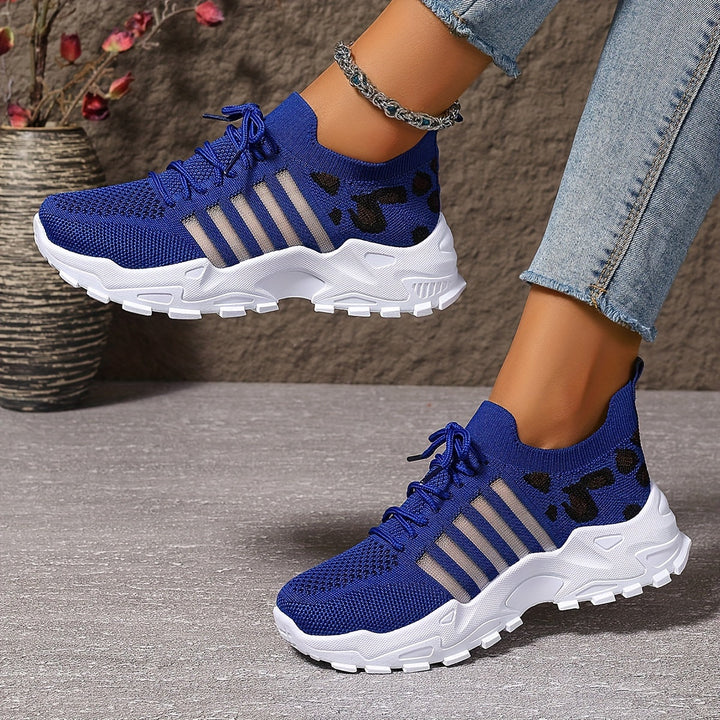Sneakers damskie w panterkę z oddychającej siateczki na platformie z gumową podeszwą