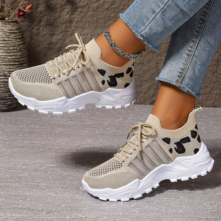 Sneakers damskie w panterkę z oddychającej siateczki na platformie z gumową podeszwą