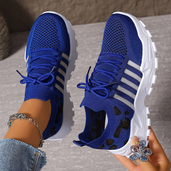 Sneakers damskie w panterkę z oddychającej siateczki na platformie z gumową podeszwą