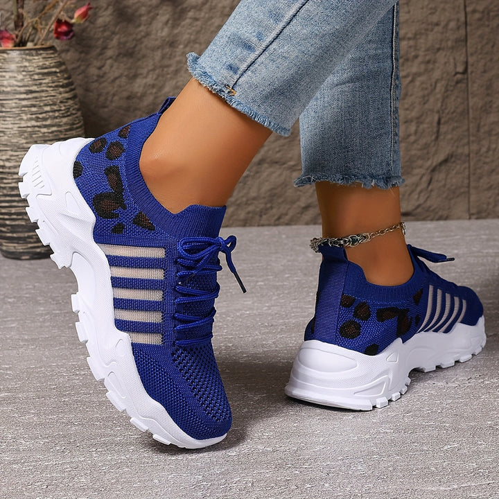 Sneakers damskie w panterkę z oddychającej siateczki na platformie z gumową podeszwą
