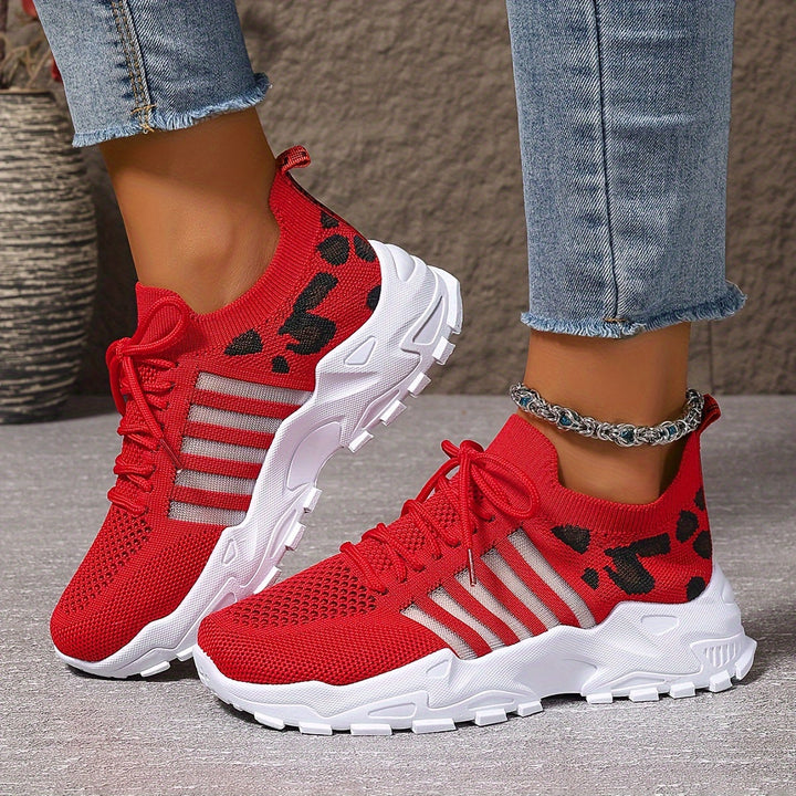 Sneakers damskie w panterkę z oddychającej siateczki na platformie z gumową podeszwą
