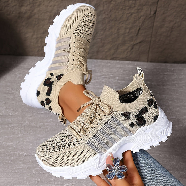 Sneakers damskie w panterkę z oddychającej siateczki na platformie z gumową podeszwą