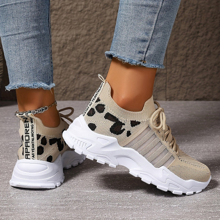 Sneakers damskie w panterkę z oddychającej siateczki na platformie z gumową podeszwą
