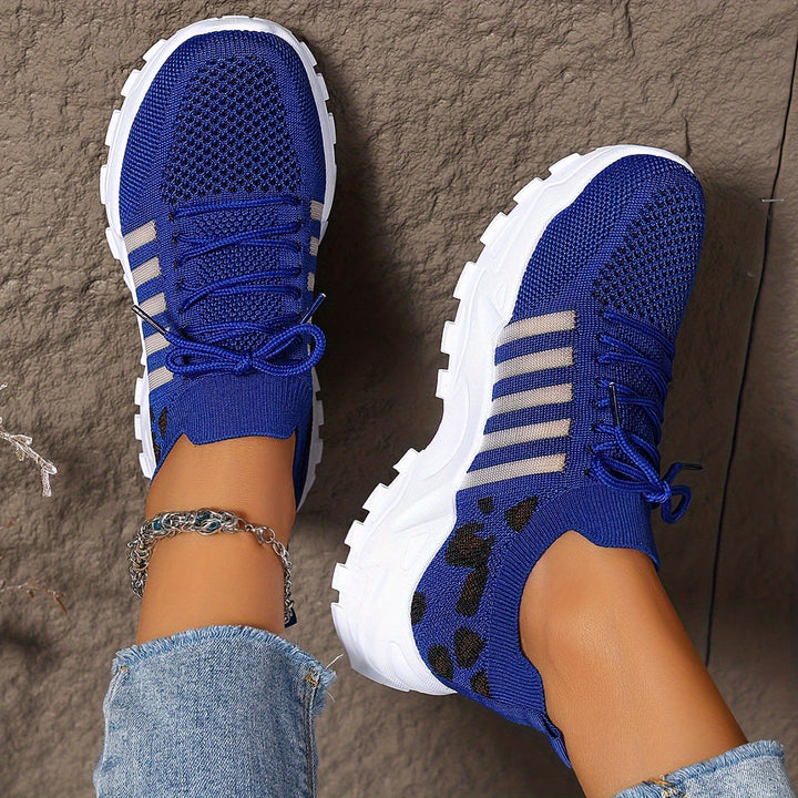 Sneakers damskie w panterkę z oddychającej siateczki na platformie z gumową podeszwą