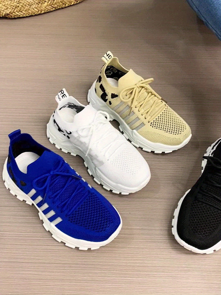 Sneakers damskie w panterkę z oddychającej siateczki na platformie z gumową podeszwą
